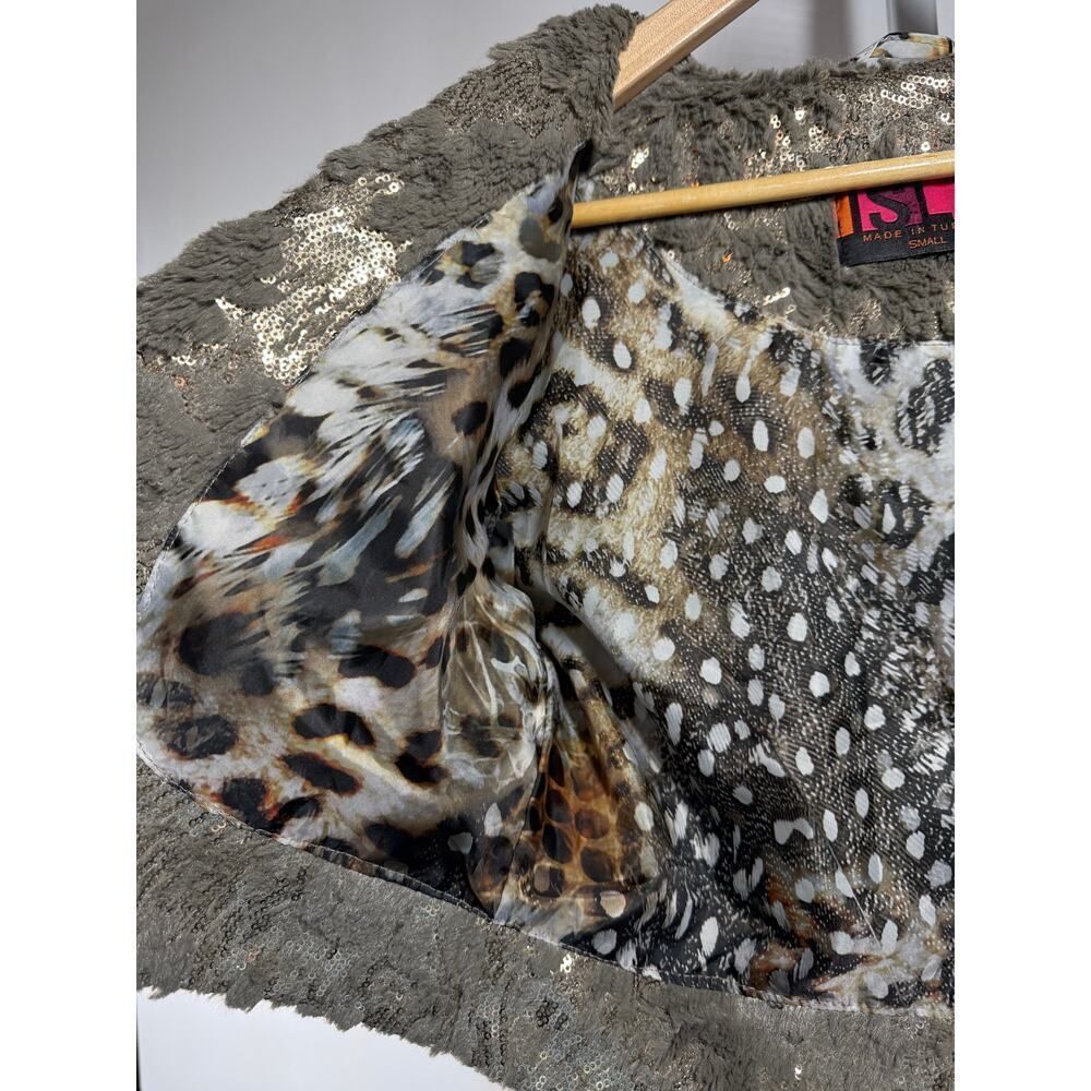ISLE APPAREL Women's Cropped Short Sleeve Sequin Faux Fur Jacket Gray Size Small - Picture 8 of 11
